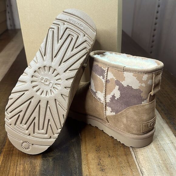 UGG CLASSIC MINI JAGGED CAMO BOOTS - Picture 5 of 9